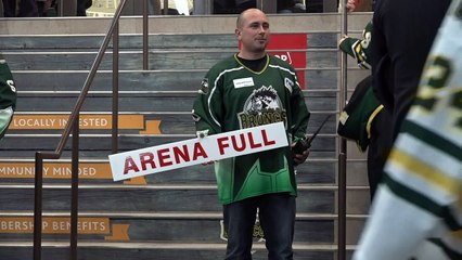 Accident au Canada: Humboldt rend hommage à ses hockeyeurs