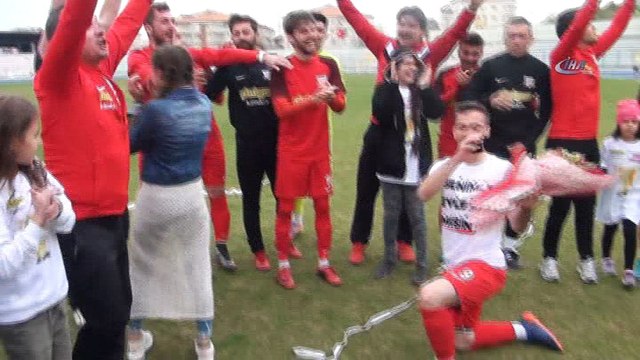 Herkes şampiyonluk kupasını beklerken o evlilik teklifi yaptı