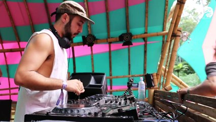 Il ruine le festival de musique juste en disant bonjour au DJ