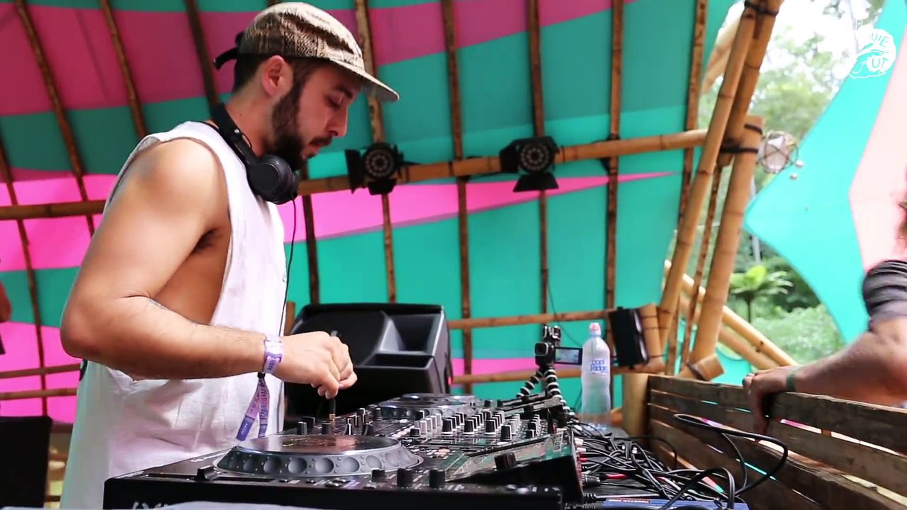 Il ruine le festival de musique juste en disant bonjour au DJ