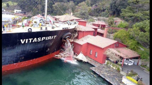 Les images impressionnantes d'un cargo qui détruit une villa à Istanbul