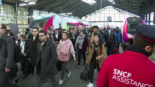 Grève SNCF: paroles d'usagers gare Saint-Lazare