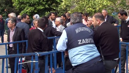 Yumrukların konuştuğu ihale sakin başladı