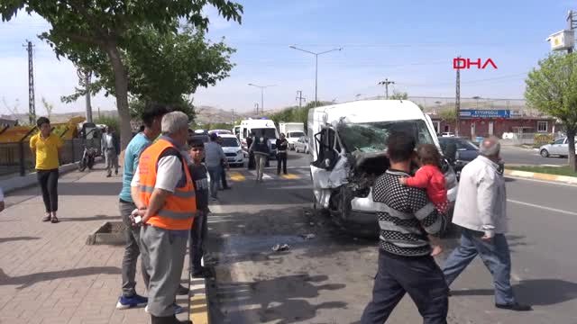 Şanlıurfa'da Minibüs ile Otobüs Çarpıştı 6 Yaralı