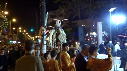 κεντρική πλατεία της Νικαίας (Περιβολάκι) όπου είχαν συγκεντρωθεί 5 Επιτάφιοι ισάριθμων Ενοριακών Ναών της Μητροπόλεως Νικαίας.