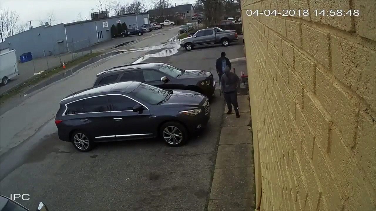 Ces 2 papys ne se laissent pas faire face à un braqueur