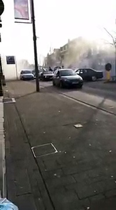 Ils se mettent à tirer au fusil pendant un cortège de mariage