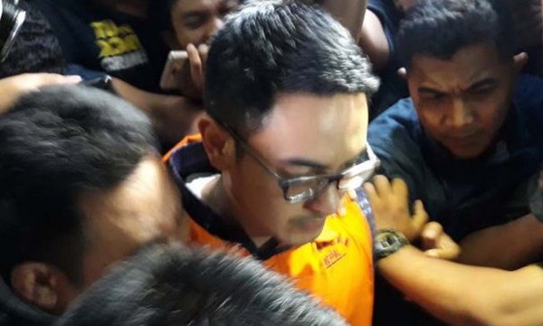 Gubernur Jambi Zumi Zola Ditahan KPK