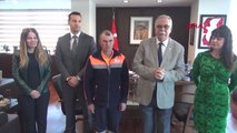Çanakkale Çöpte Bulduğu Türk Bayrağını Öpüp Cebine Koyan Personel Ödüllendirildi