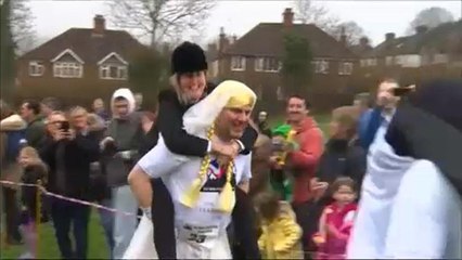 Ezúttal nem a tenyerükön, hanem a hátukon hordozták feleségeiket