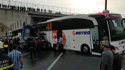 Kocaeli İzmit'te Zincirleme Kazada Tem Otoyolu Ulaşıma Kapandı