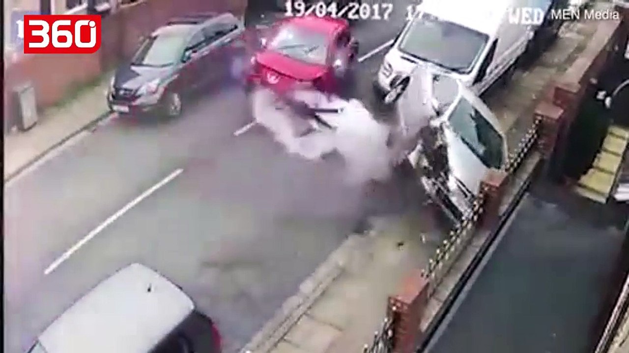 Përplasi 5 makina, telefonon policinë: Ma vodhën... (360video)