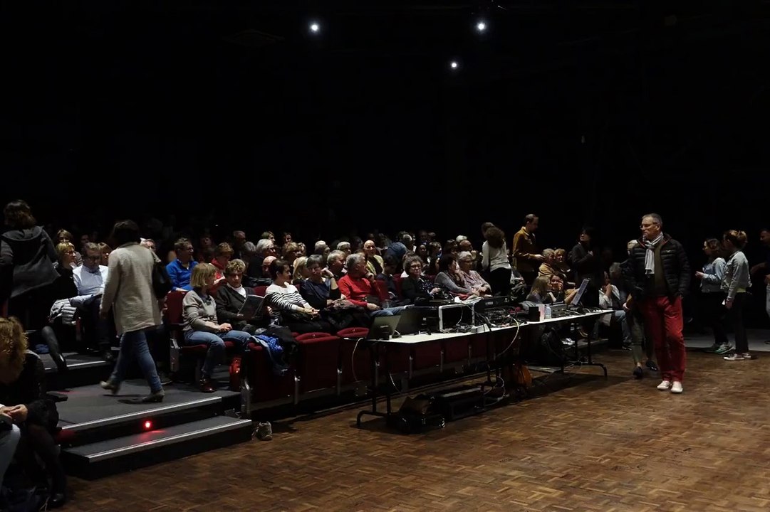 L'entrée des auditeurs de France Bleu Touraine dans la salle du Nouvel Atrium de Saint-Avertin
