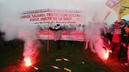 Los ferroviarios franceses mantienen la presión contra Macron