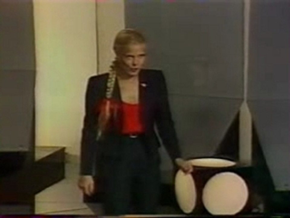 SYLVIE VARTAN - L'AMOUR C'EST COMME UNE CIGARETTE
