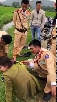 Chiếc xe CSGT phanh gấp, cả 4 chiến sĩ lao xuống mương nước cứu cô gái bị kẹt, lúc quay mặt lại cả 4 hốt hoảng