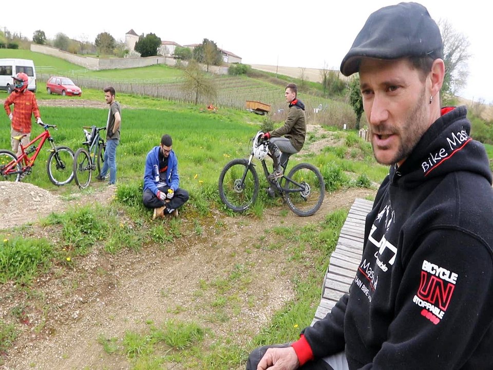 Il a un parcours VTT dans son jardin