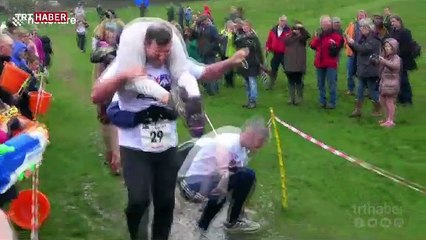 İngiltere'deki geleneksel eş taşıma yarışında çiftler ter döktü