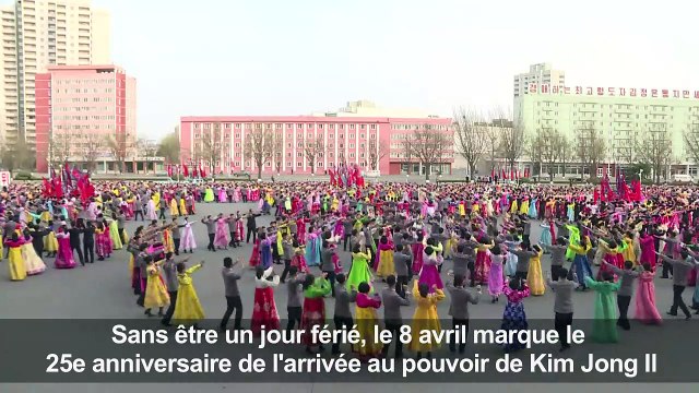 Des nord-coréens dansent en l'honneur du défunt Kim Jong Il