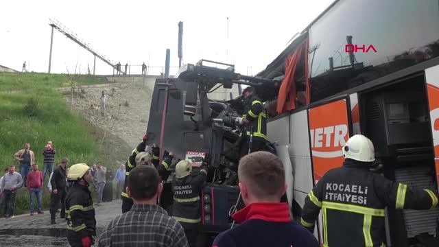 Kocaeli İzmit'te Zincirleme Kazada Tem Otoyolu Ulaşıma Kapandı
