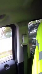 Un conducteur lui colle au cul et se fait punir en le dépassant