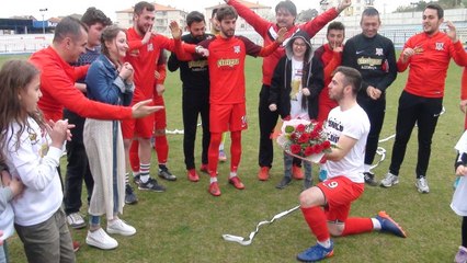 Herkes Şampiyonluk Kupasını Beklerken Futbolcu Evlilik Teklifinde Bulundu