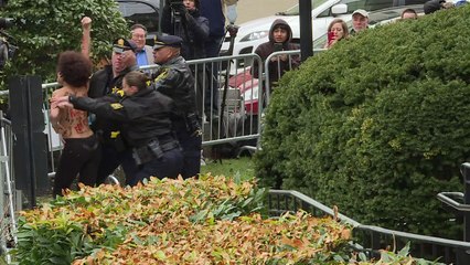 Procès Bill Cosby: des manifestantes devant le tribunal