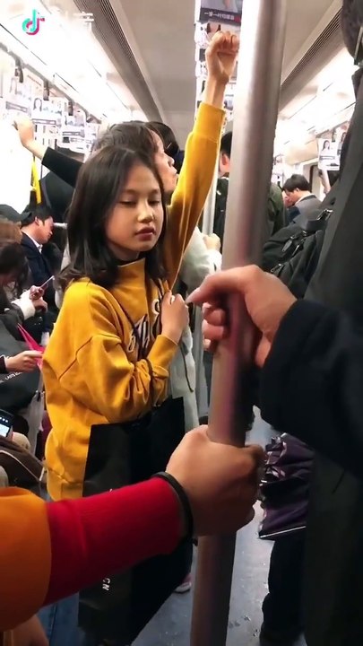 La réaction de ces chinois face à ce petit jeu dans le métro : juste mythique