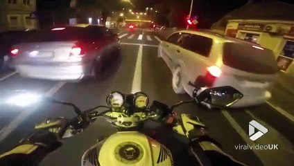 Une golf fait la course avec une moto et ça fini mal... Débile