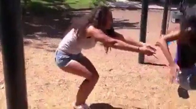 Quand ta copine te fait la pire blague sur une balançoire