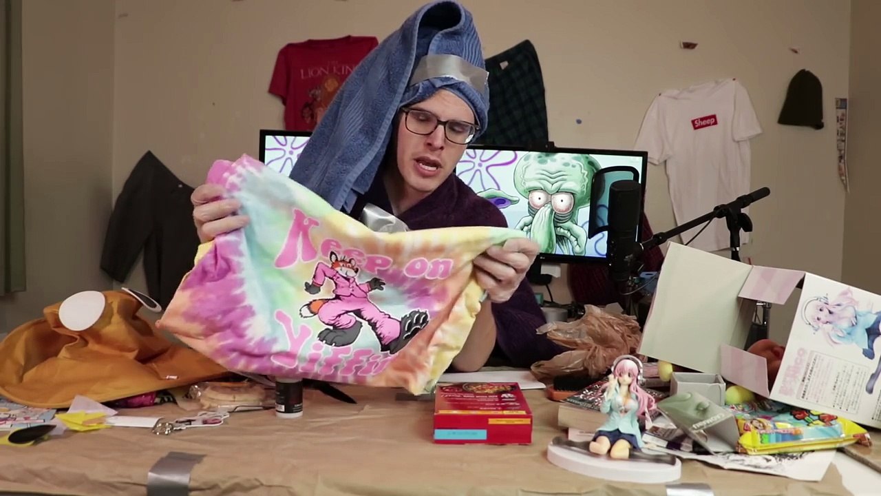 Bad unboxing - man proposes to crazy housewife?!