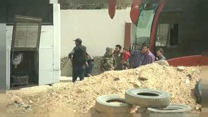 Centenares de rebeldes y civiles abandonan la ciudad siria de Duma