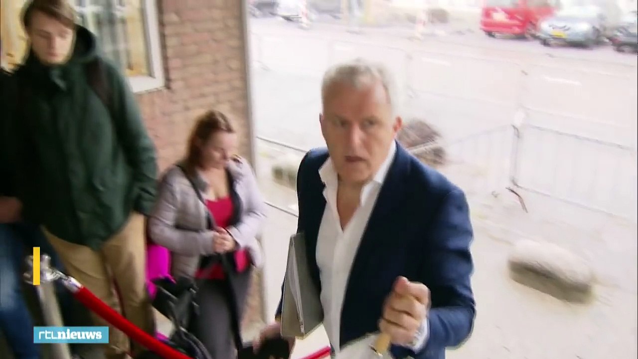 Op beeld: zo loopt Peter R. boos weg bij rechtszaak Holleeder  - RTL NIEUWS