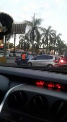 EL UNICO PAIS DONDE LA GENTE COMPRA LA LICENCIA