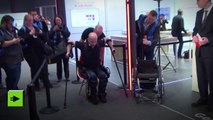 Un hombre con parálisis se pone de pie y camina gracias a un exoesqueleto