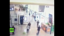 El momento del ataque de un islamista contra una soldado en el aeropuerto de Orly