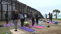 Practican yoga separados por el muro entre EE.UU. y México