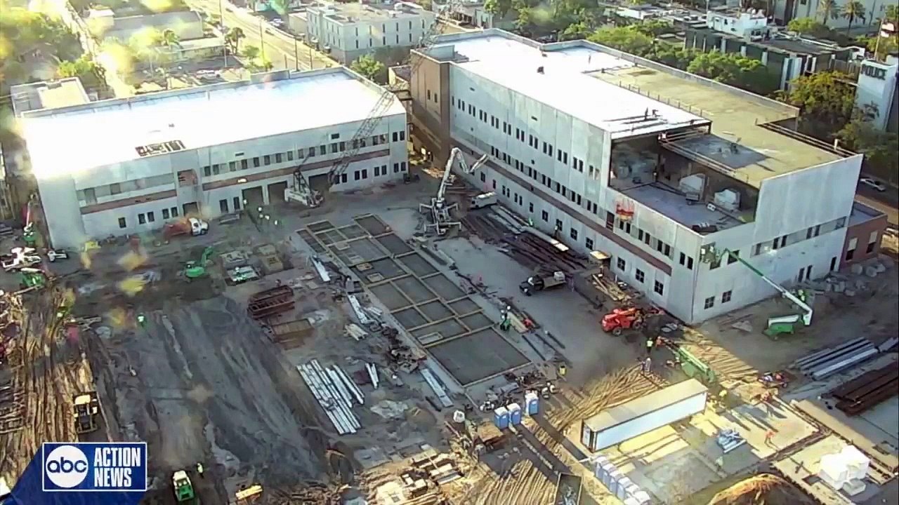 Des ouvriers fuient pour éviter de se faire écraser par une grue qui chute en plein chantier