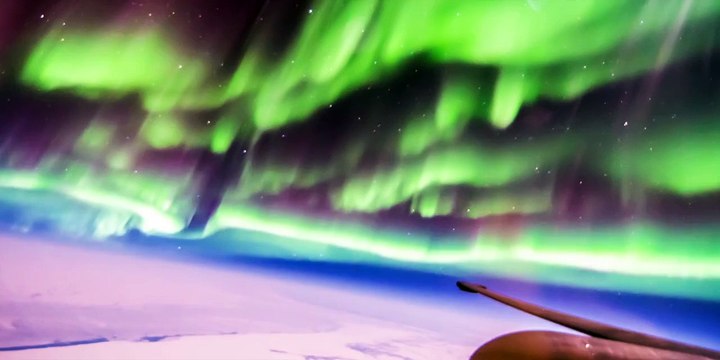 Ce pilote d'avion traverse des aurores boréales