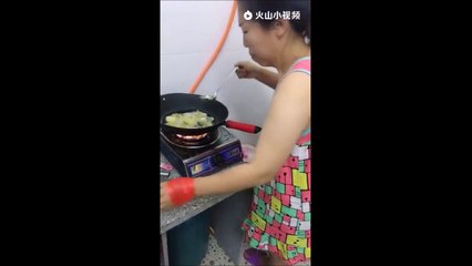 Vous allez comprendre pourquoi ses plats sont toujours trop salés! FAIL