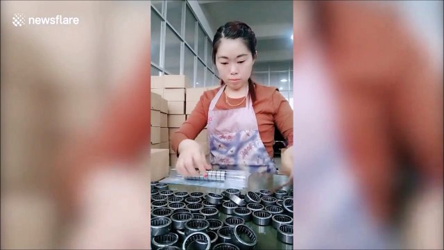 Regardez à quelle vitesse travaille cette employée... Dingue