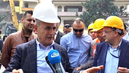 Evlerinin yıkılmasını baklava yiyerek izlediler