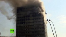 Incendio derrumba el rascacielos más antiguo de Irán