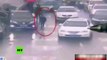 Un niño de 7 años corre 2 kilómetros detrás del auto de su descuidada madre
