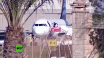 Una mujer liberada sale del avión libio secuestrado en Malta
