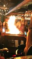 Un cuisinier fait des flammes dans un restaurant (Fail)