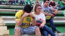 Cientos de hinchas lloran la muerte en accidente de avión de los futbolistas del club Chapecoense