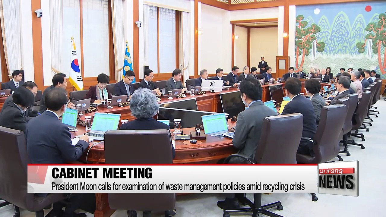 President Moon calls for examination of waste management policies amid recycling crisis