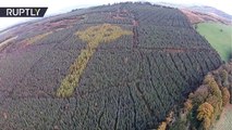 Un dron capta un símbolo religioso gigante que se escondía en un bosque de Irlanda