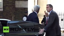 Kerry trata de entrar mientras se cierra la puerta del número 10 de Downing Street